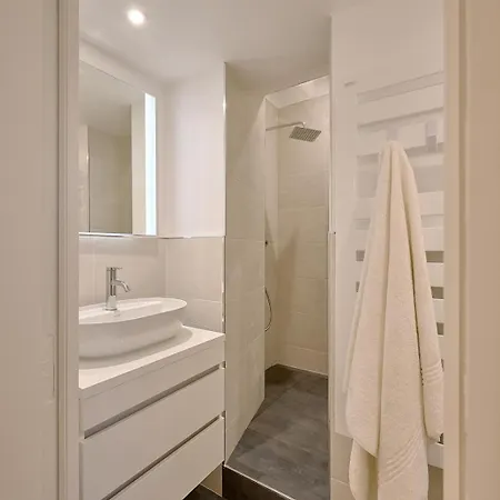 By Saint-sulpice Newly Refurbished 4 Bedroom Appartamento *